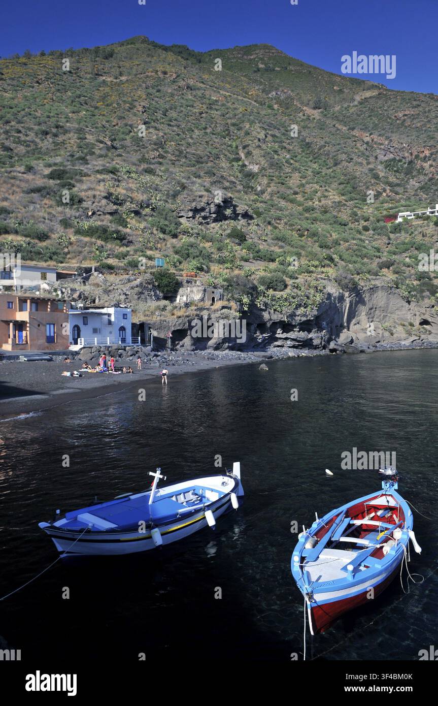 Spiaggia, case, baia e barche, Rinella, Salina, Isole Eolie o Isole Eolie, Sicilia, Italia meridionale, Italia Foto Stock
