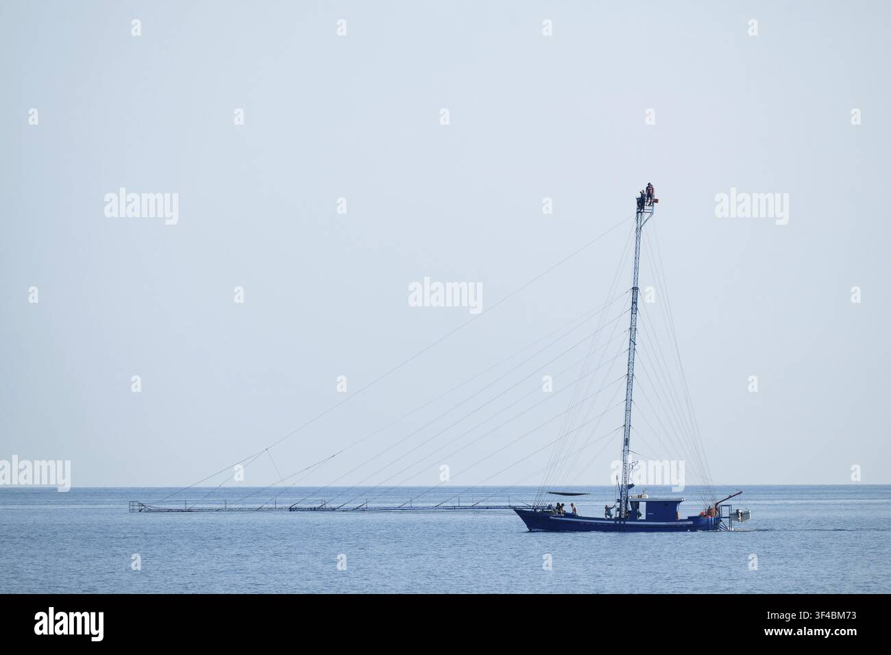 Felcua, Ferdilux o feluca con un albero alto, lunghe passerelle e una piattaforma di osservazione per diverse persone, una barca di vedetta, progettata specificamente per hun Foto Stock