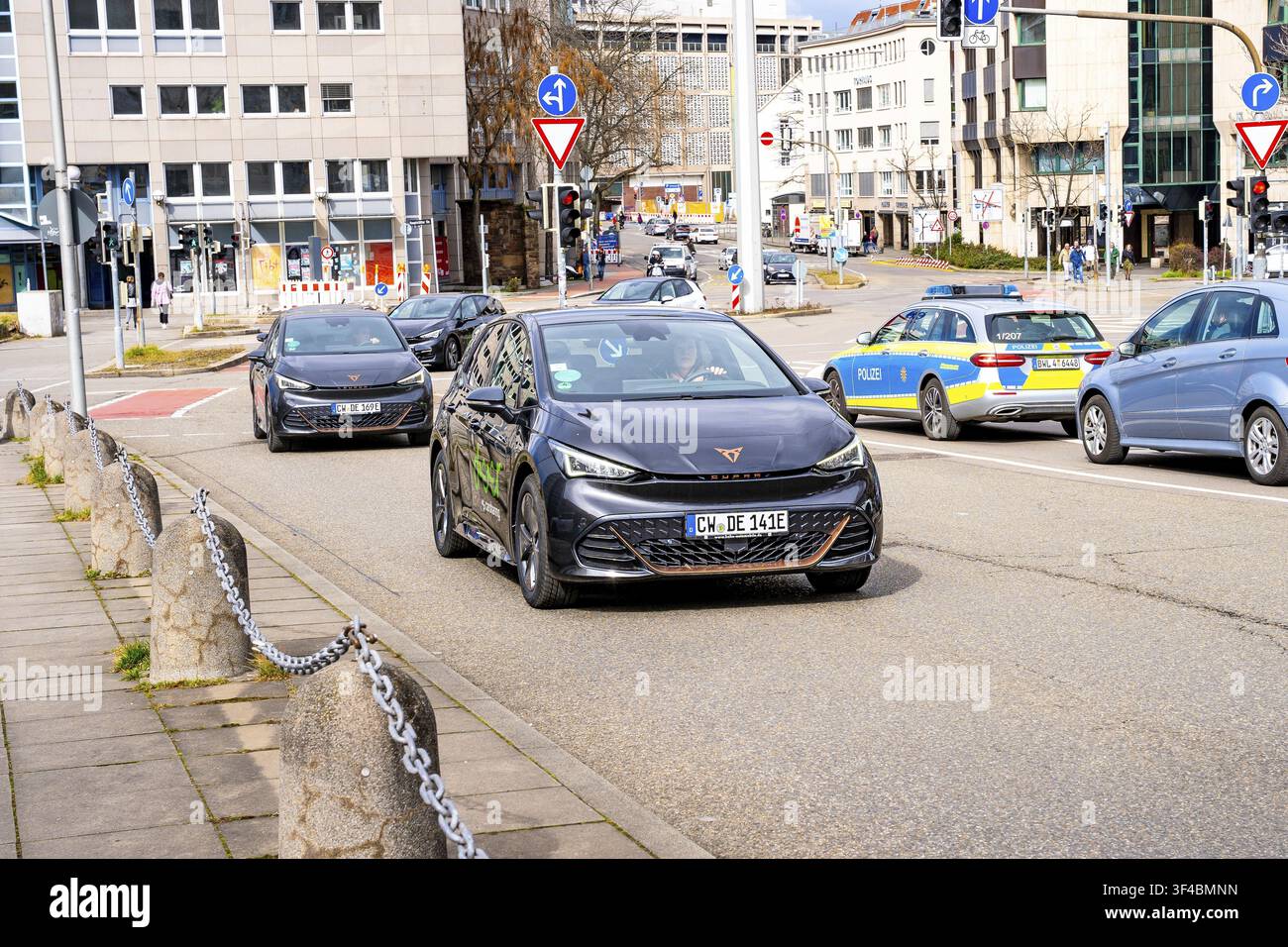 Cupra nero in traffico su una strada urbana, Cervo, E-Carsharing, Stoccarda, Germania Foto Stock
