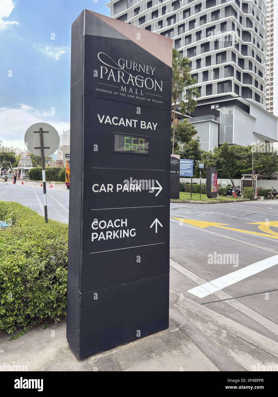 Penang, Malesia - 25 aprile 2025: Il cartello del centro commerciale Gurney Paragon mostra il numero di posti auto liberi, guidando i visitatori verso gli spazi disponibili Foto Stock