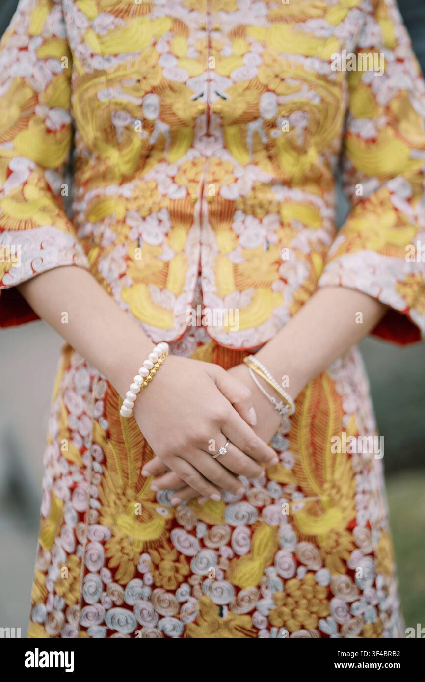 Abiti di seta eleganti. Vestito di seta sofisticato con decorazioni. Abiti di seta di lusso con ricami intricati e ornamenti raffinati Foto Stock