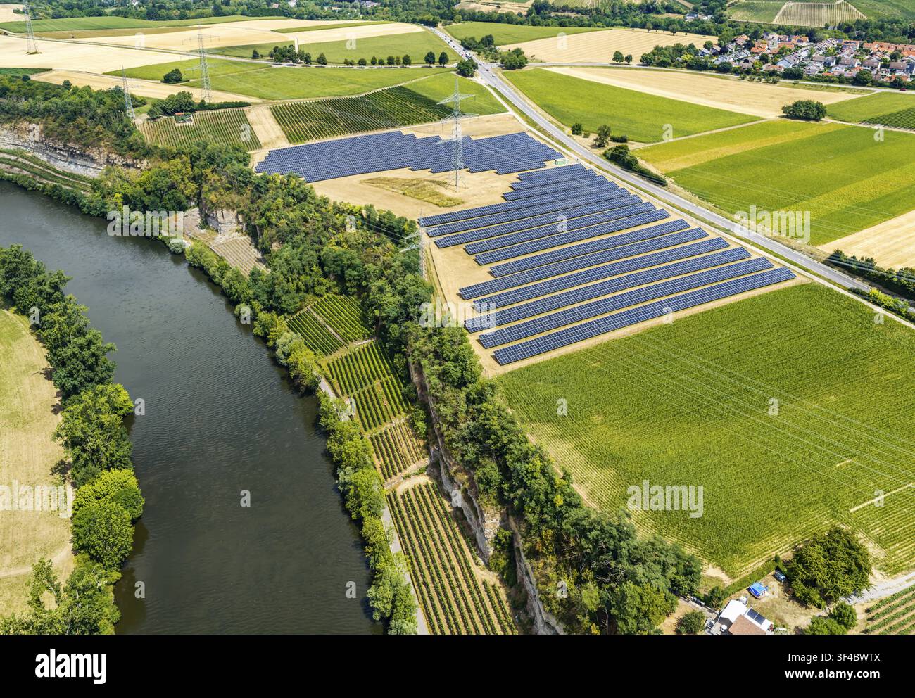Il Neckar vicino a Lauffen. Il parco fotovoltaico di Talheim sopra il pendio d'impatto. Sistemi solari vicino a Talheim, Baden-Württemberg, Germania Foto Stock