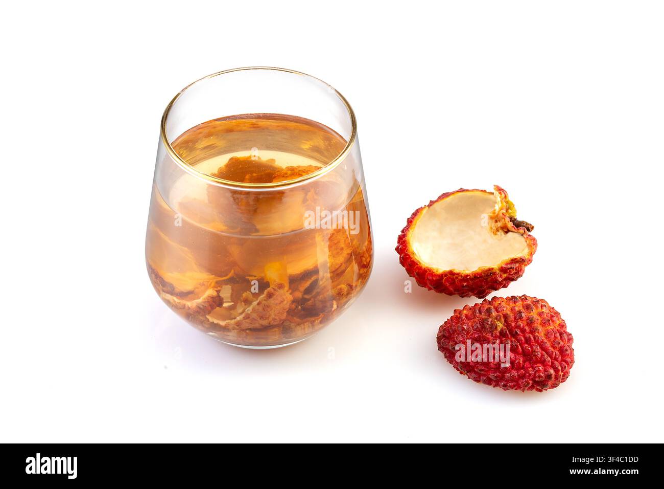 Tè alle erbe con buccia di litchi fatto da buccia di frutta essiccata Foto Stock