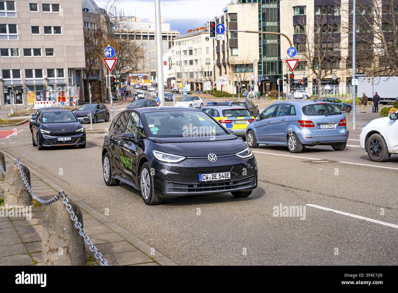 Volkswagen ID.3 in guida su una strada urbana nel traffico, Cervo, E-Carsharing, Stoccarda, Germania Foto Stock