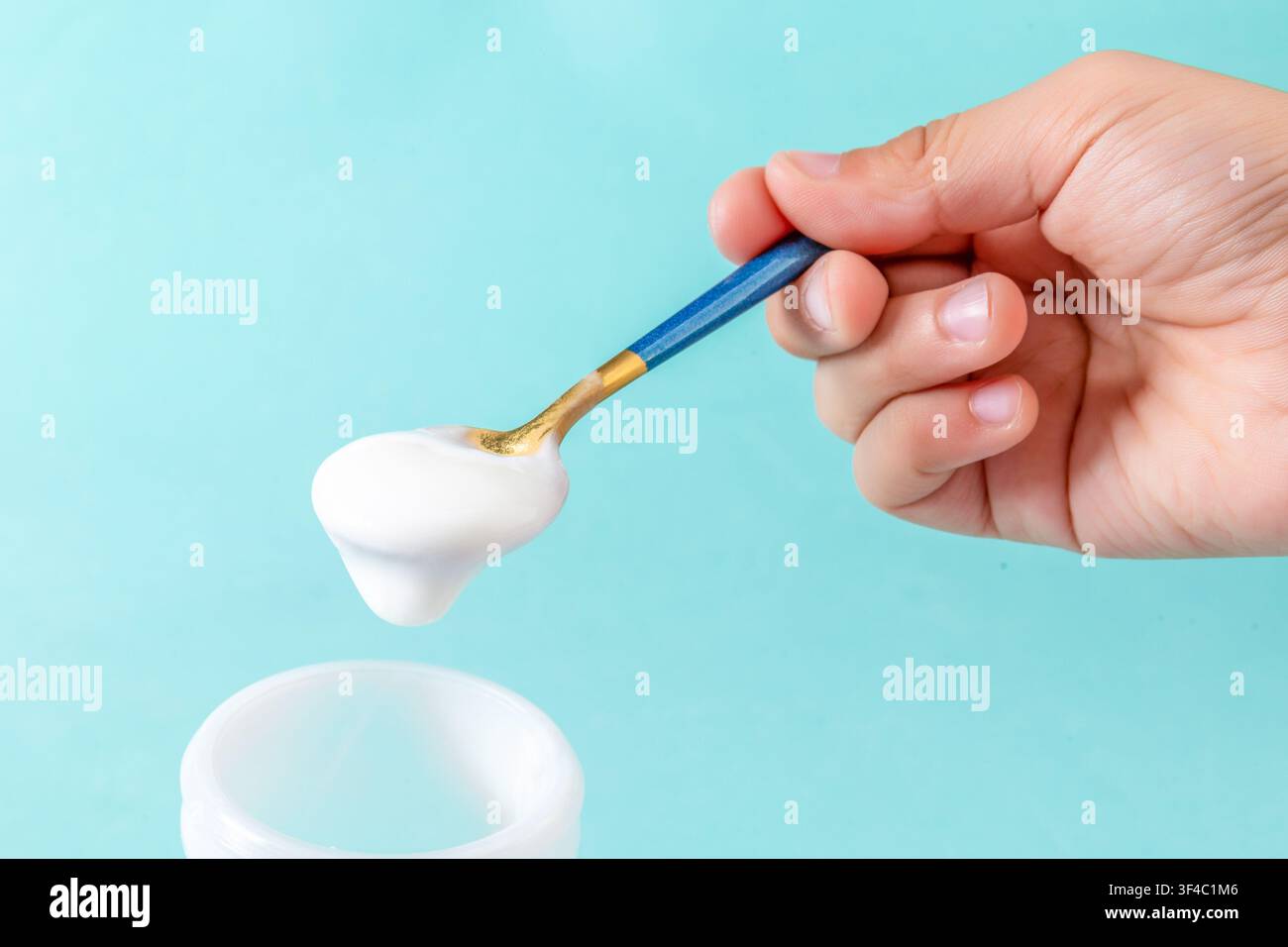 Yogurt denso tradizionale con texture di latte fermentato Foto Stock