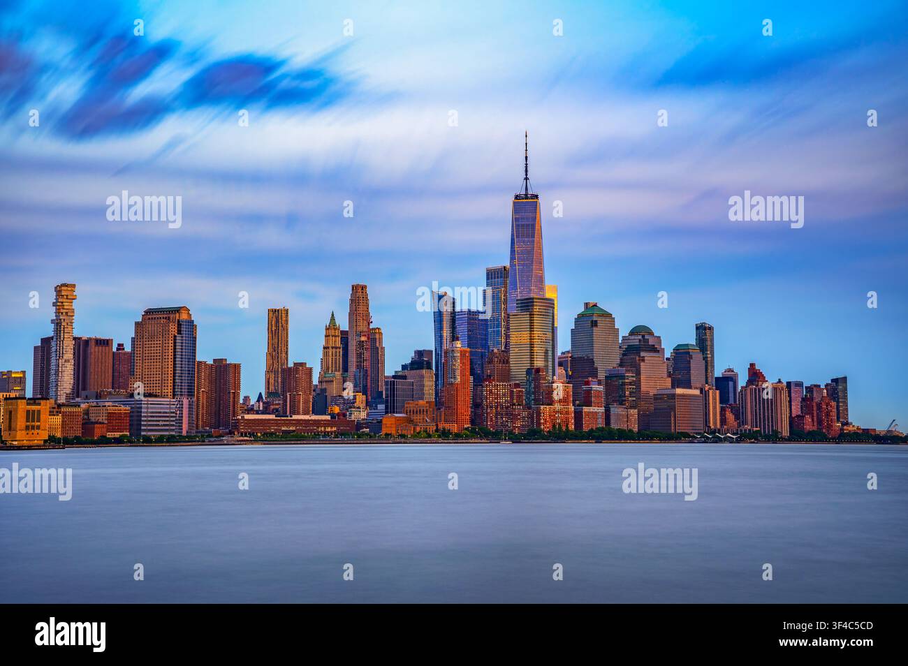 Vista al tramonto di New York che mostra Lower Manhattan e il quartiere finanziario Foto Stock