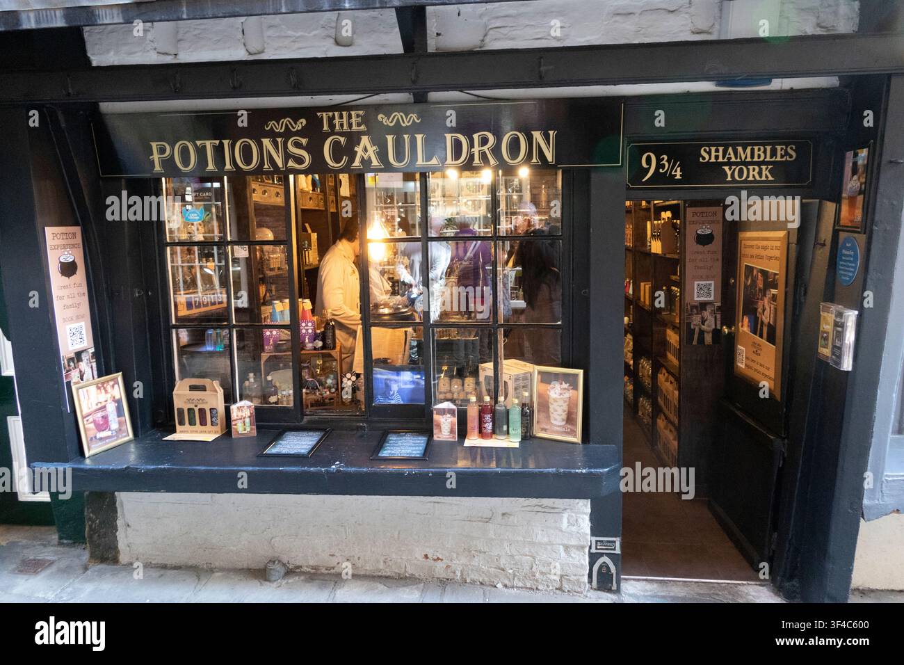 La facciata del negozio a tema stregato di The Potions Cauldron, situata al 9 3/4 The Shambles, con esposizioni di bevande magiche a York, UK. Foto Stock