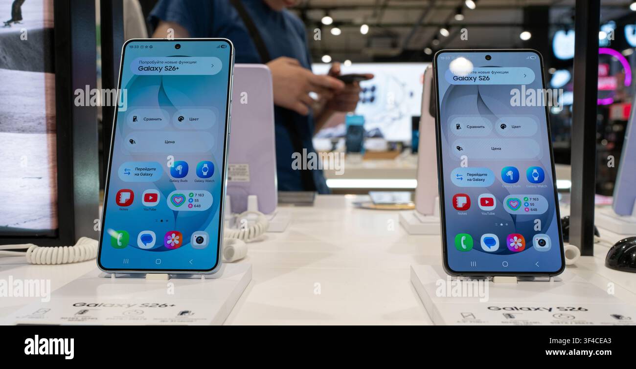 Gli smartphone mobili Samsung Galaxy S26 e S26 Plus sono mostrati su un espositore di vendita al dettaglio all'interno di un negozio di elettronica. Minsk, Bielorussia - 10 giugno 2026 Foto Stock