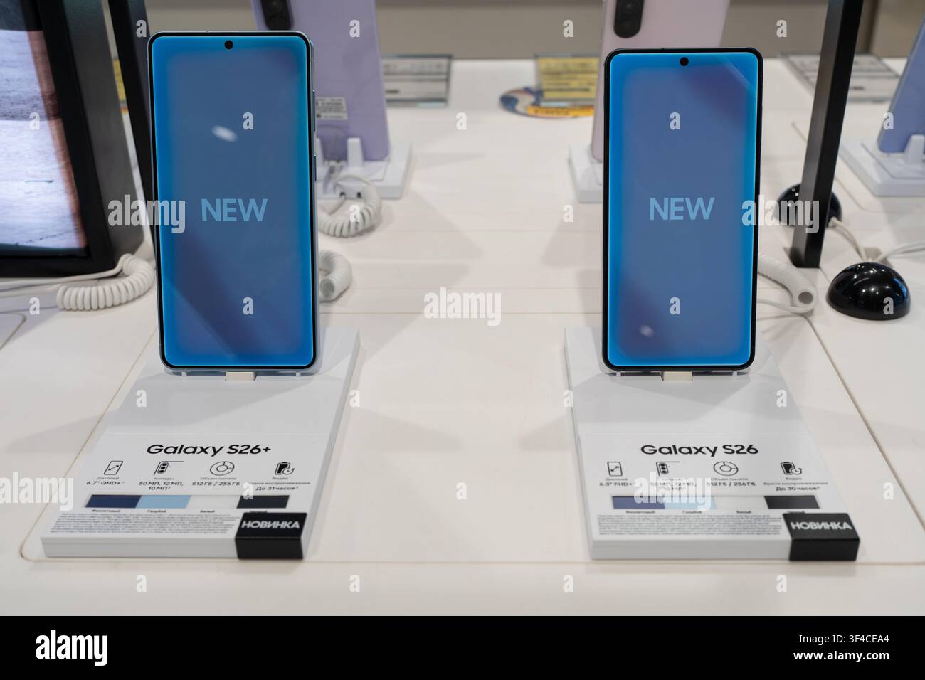 Gli smartphone mobili Samsung Galaxy S26 e S26 Plus sono mostrati su un espositore di vendita al dettaglio all'interno di un negozio di elettronica. Minsk, Bielorussia - 10 giugno 2026 Foto Stock