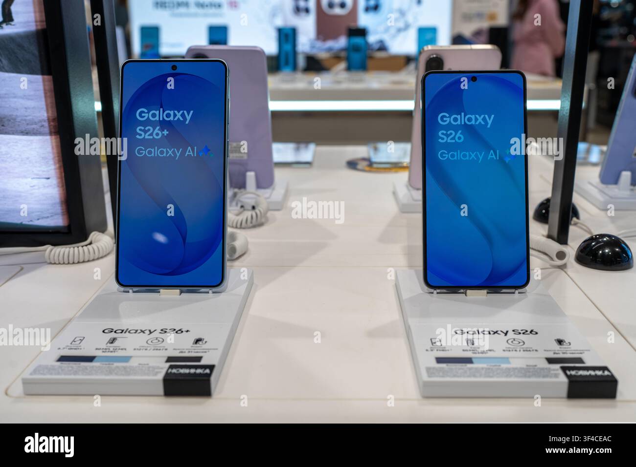 Gli smartphone mobili Samsung Galaxy S26 e S26 Plus sono mostrati su un espositore di vendita al dettaglio all'interno di un negozio di elettronica. Minsk, Bielorussia - 10 giugno 2026 Foto Stock