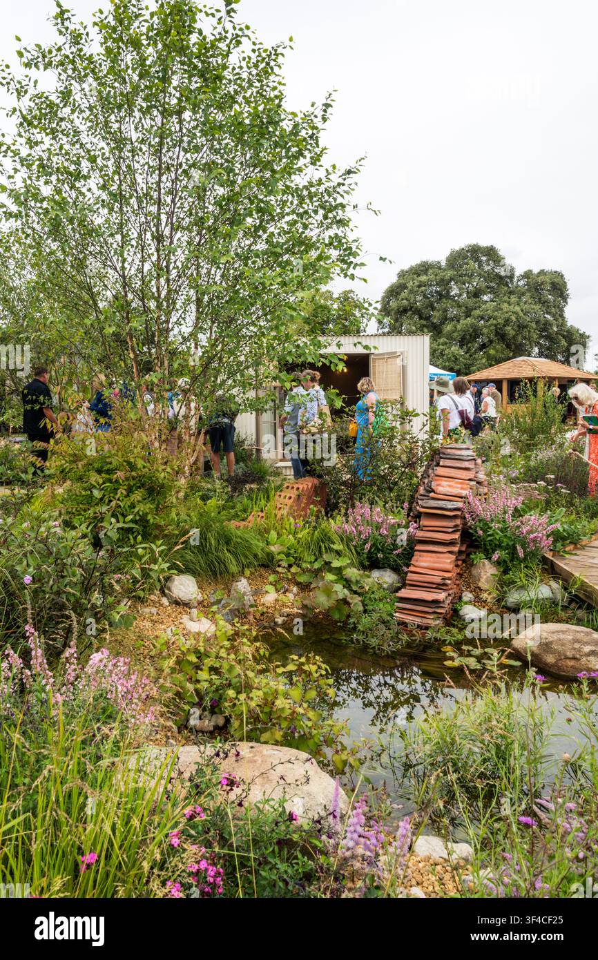 RHS Sandringham Flower Show 2026. Parte del giardino espositivo The Pollywiggle Garden progettato da Joe & Laura Carey. Foto Stock