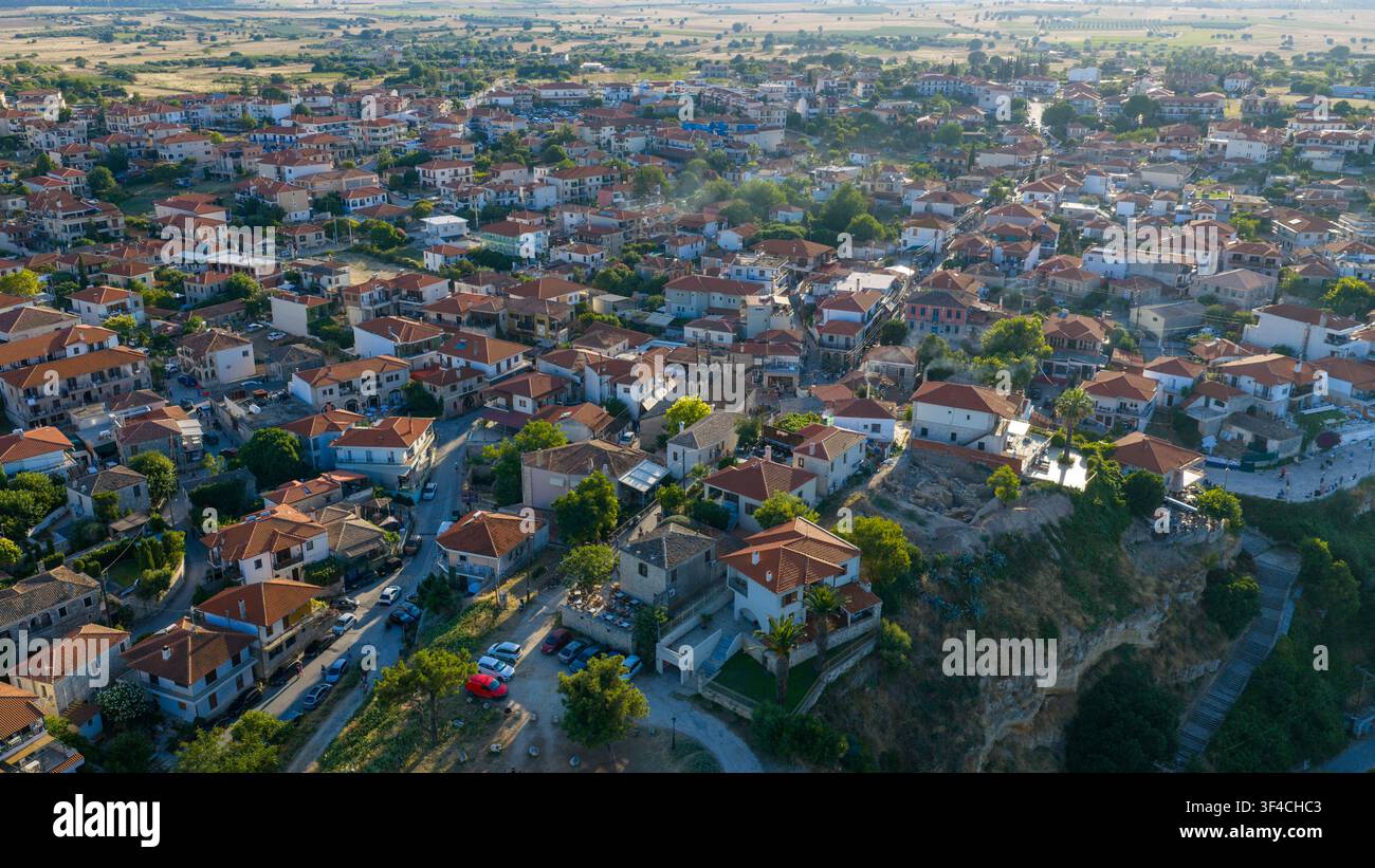 Una vista aerea di Afitos su Kassandra, che mostra un fitto agglomerato di case con tetti in terracotta e strade tortuose, circondato da alberi e fi aperto Foto Stock