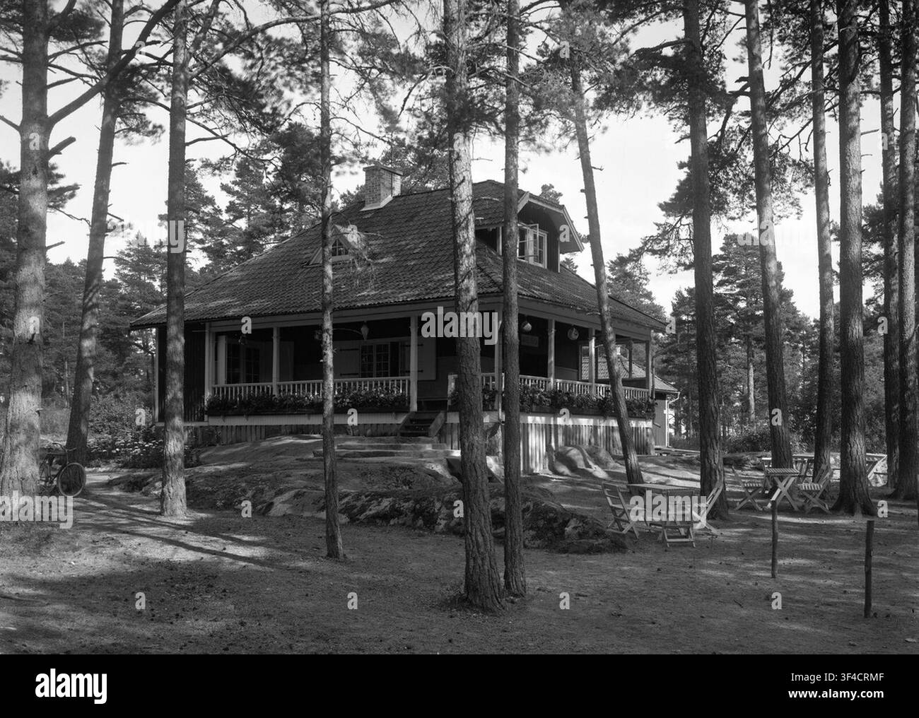 Il caffè originale di Mariebergsskogens, un tempo cottage del guardaboschi sulla tenuta, in un contesto di fine XVIII secolo, specificamente del 1786. Foto Stock