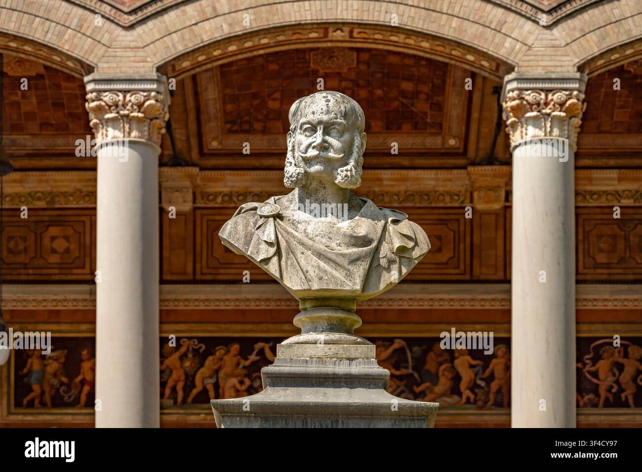 Busto di Kaiser Wilhelm I davanti alla Trinkhalle a Baden-Baden, Baden-Württemberg, Germania  |  Busto di Kaiser Guglielmo il Primo alla Trinkhalle Foto Stock