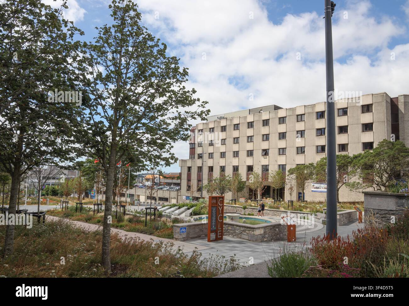 Dopo anni di controversia e dispiacere per i consiglieri, l'Armada Way di Plymouth è stato finalmente inaugurato il 4 luglio. In cima vicino alla stazione però un Foto Stock