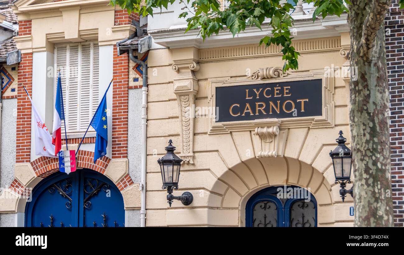 Insegna all'ingresso del Lycée Carnot, un istituto di istruzione secondaria e superiore francese situato nel 17° arrondissement di Parigi, Francia Foto Stock