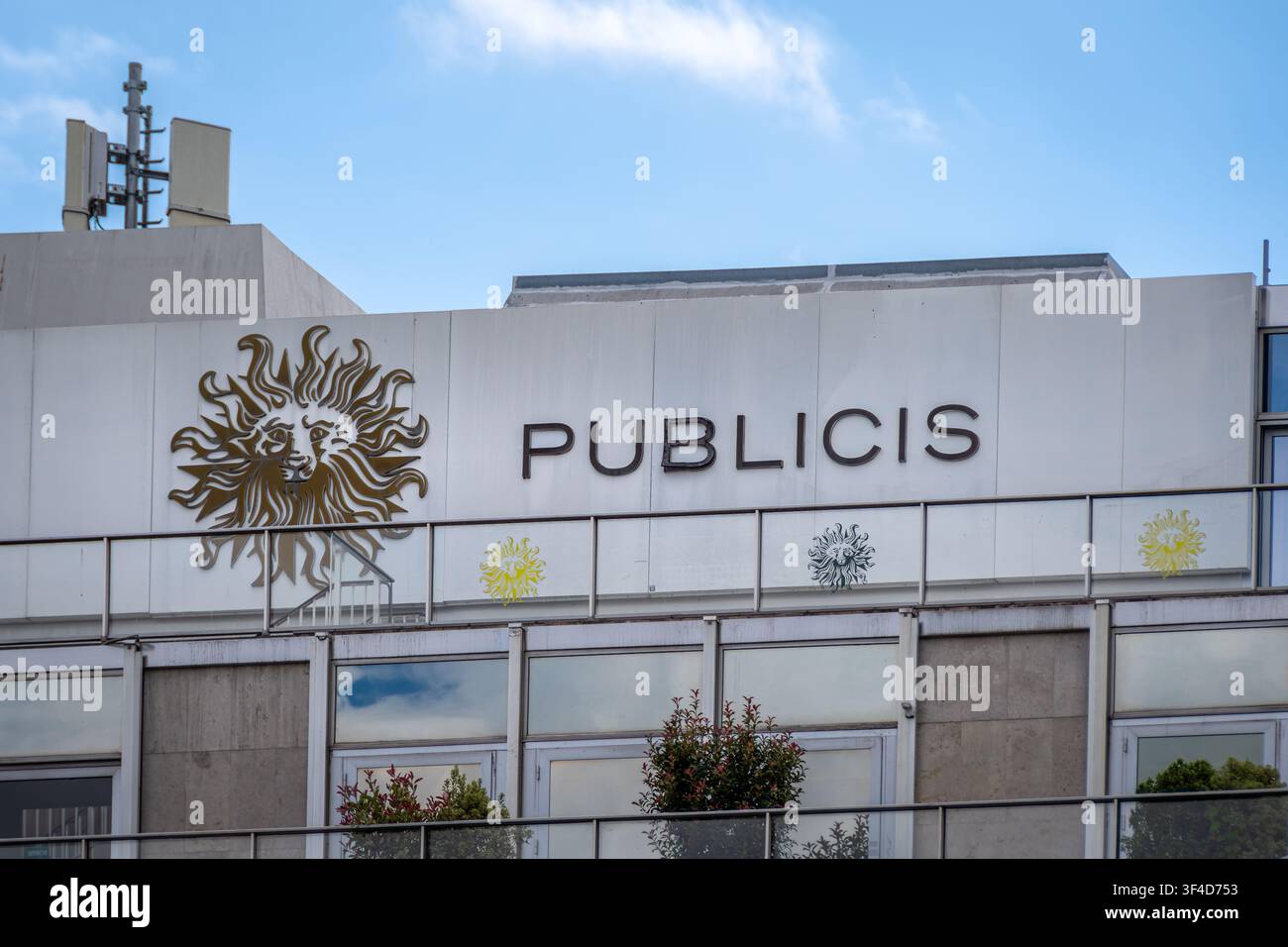 Sede di Publicis sull'Avenue des Champs-Élysées a Parigi. Publicis Groupe è un'azienda francese multinazionale di pubblicità e pubbliche relazioni Foto Stock