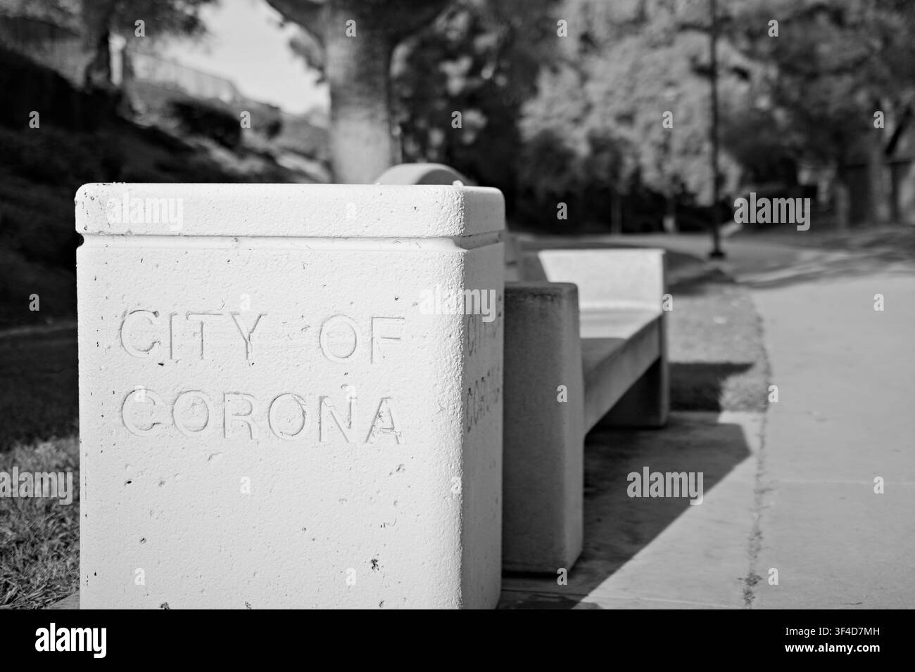 Cestino per la spazzatura inciso "città di Corona"} Foto Stock