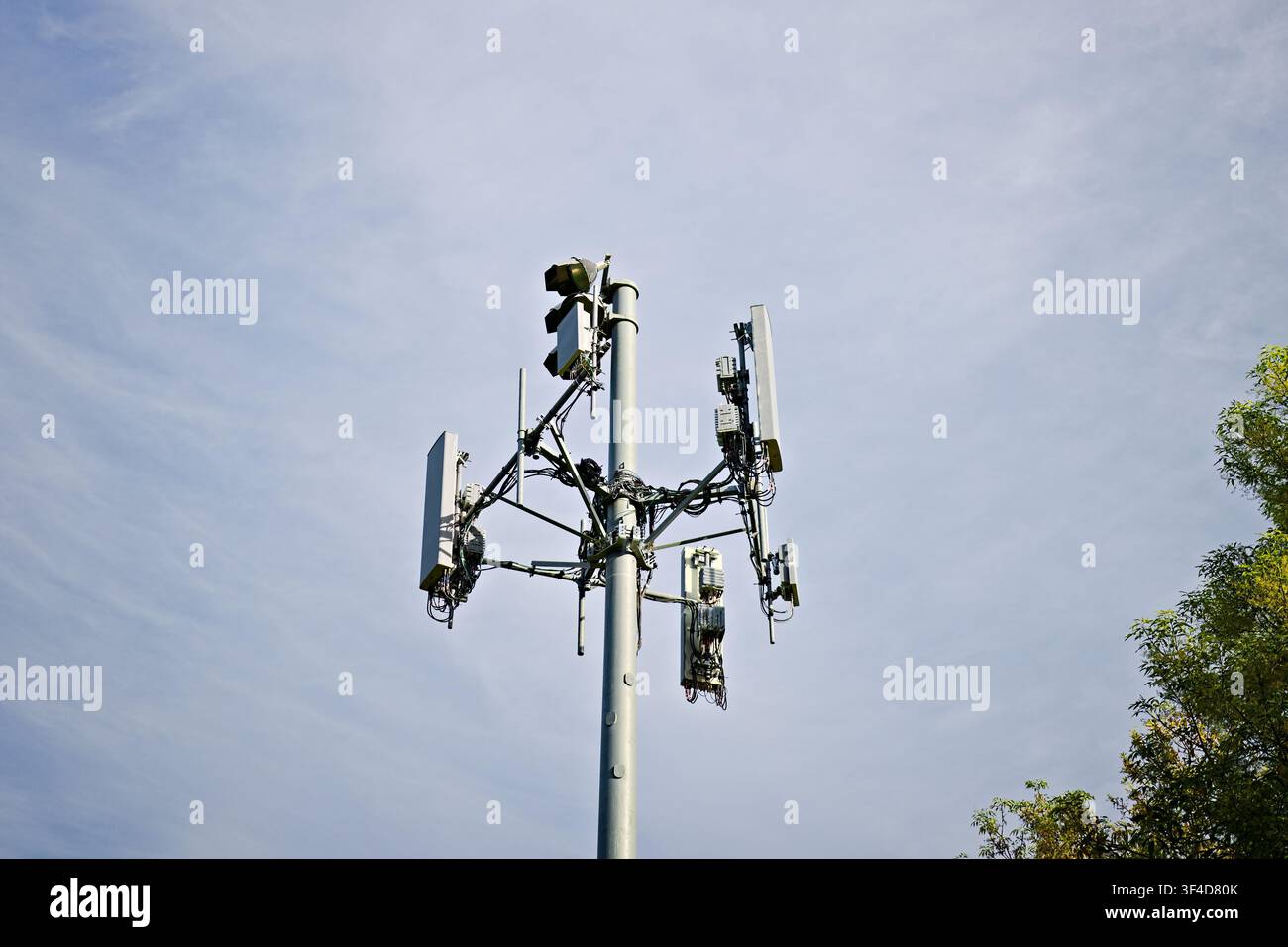Torri cellulari sotto un cielo azzurro Foto Stock