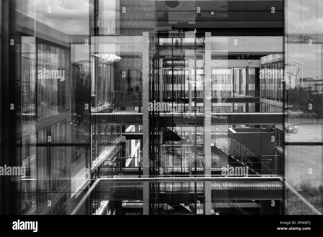 Riflessi astratti di finestre in un edificio ufficio moderno in bianco e nero. Foto Stock