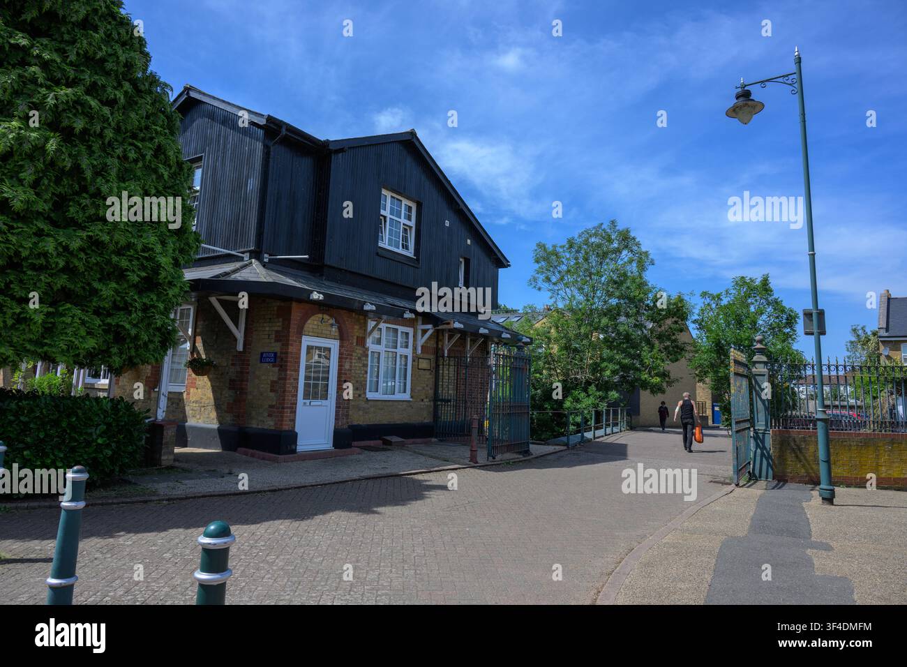 Foto della storica Station House di Enfield Island Village, un edificio conservato dell'ex Royal Small Arms Factory nel nord di Londra. Foto Stock