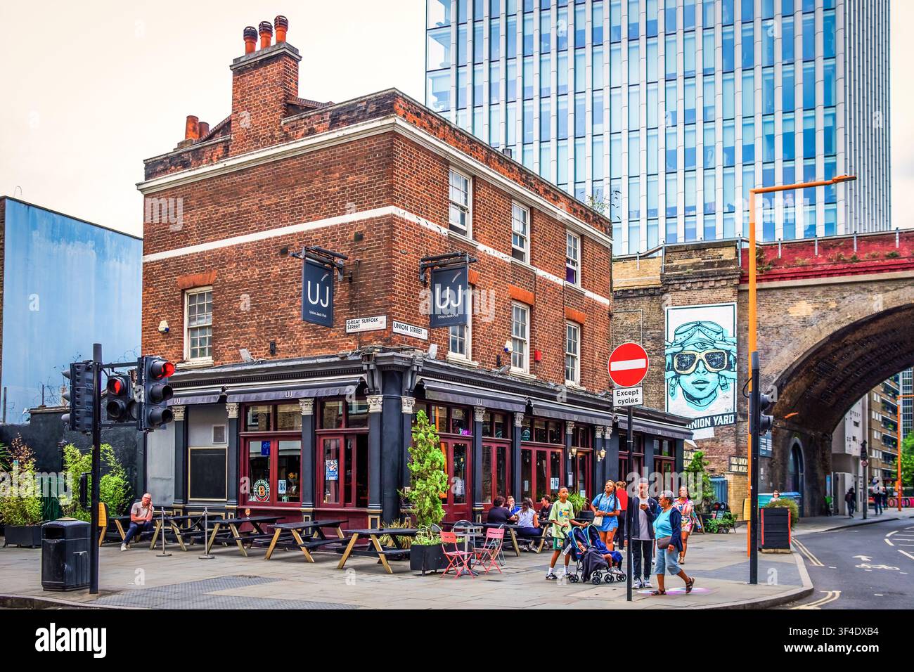 Londra, Regno Unito, 18 agosto 2025, scena urbana presso The Union Jack, un pub nel quartiere di Southwark. Foto Stock