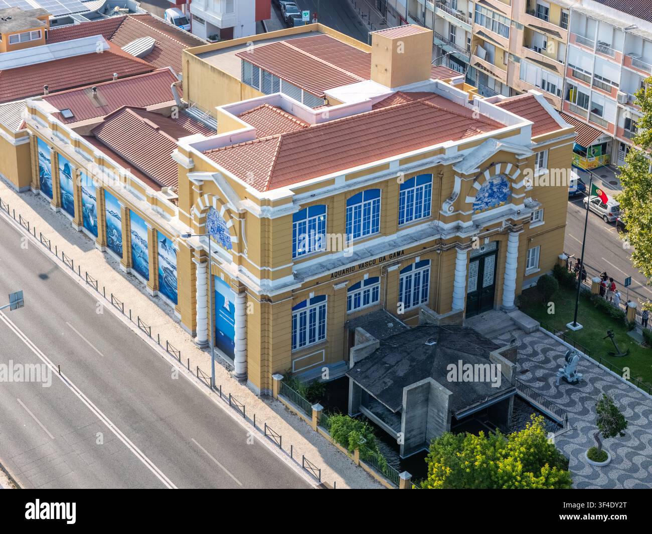 Cruz Quebrada, Portogallo - 25 luglio 2026: Veduta aerea dell'Acquario Vasco da Gama, un edificio storico giallo con tetto di tegole in terracotta e azulejo blu Foto Stock
