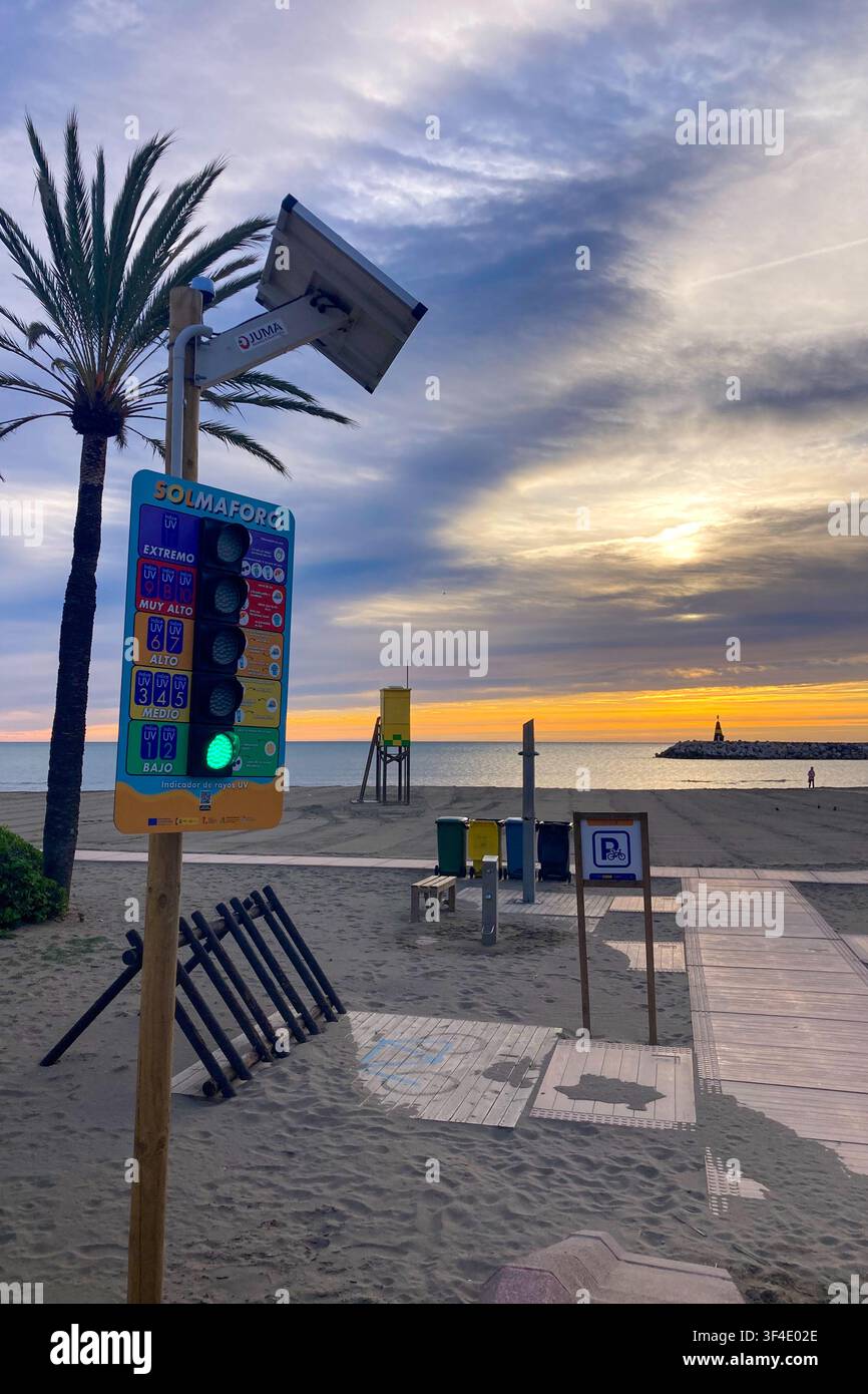 TORREMOLINOS, SPAGNA - 5 GENNAIO 2026: Godersi una tranquilla passeggiata lungo il lungomare di Torremolinos, in Spagna, con panorami costieri scenografici - Immagine stock catturata con smartphone