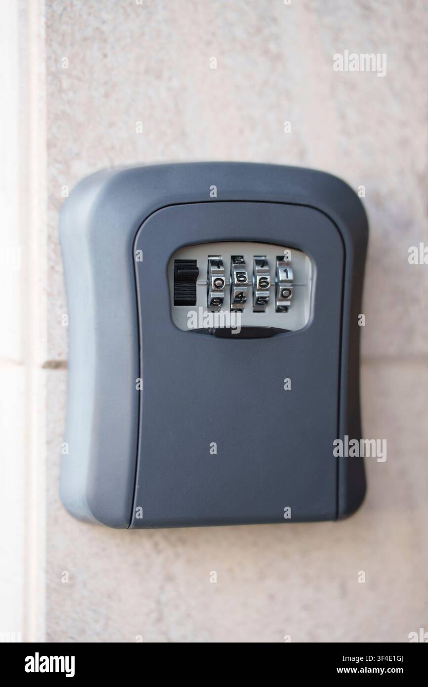 Cassetta di sicurezza con serratura a combinazione montata su un muro di pietra per l'accesso sicuro e protetto alle proprietà in affitto Foto Stock