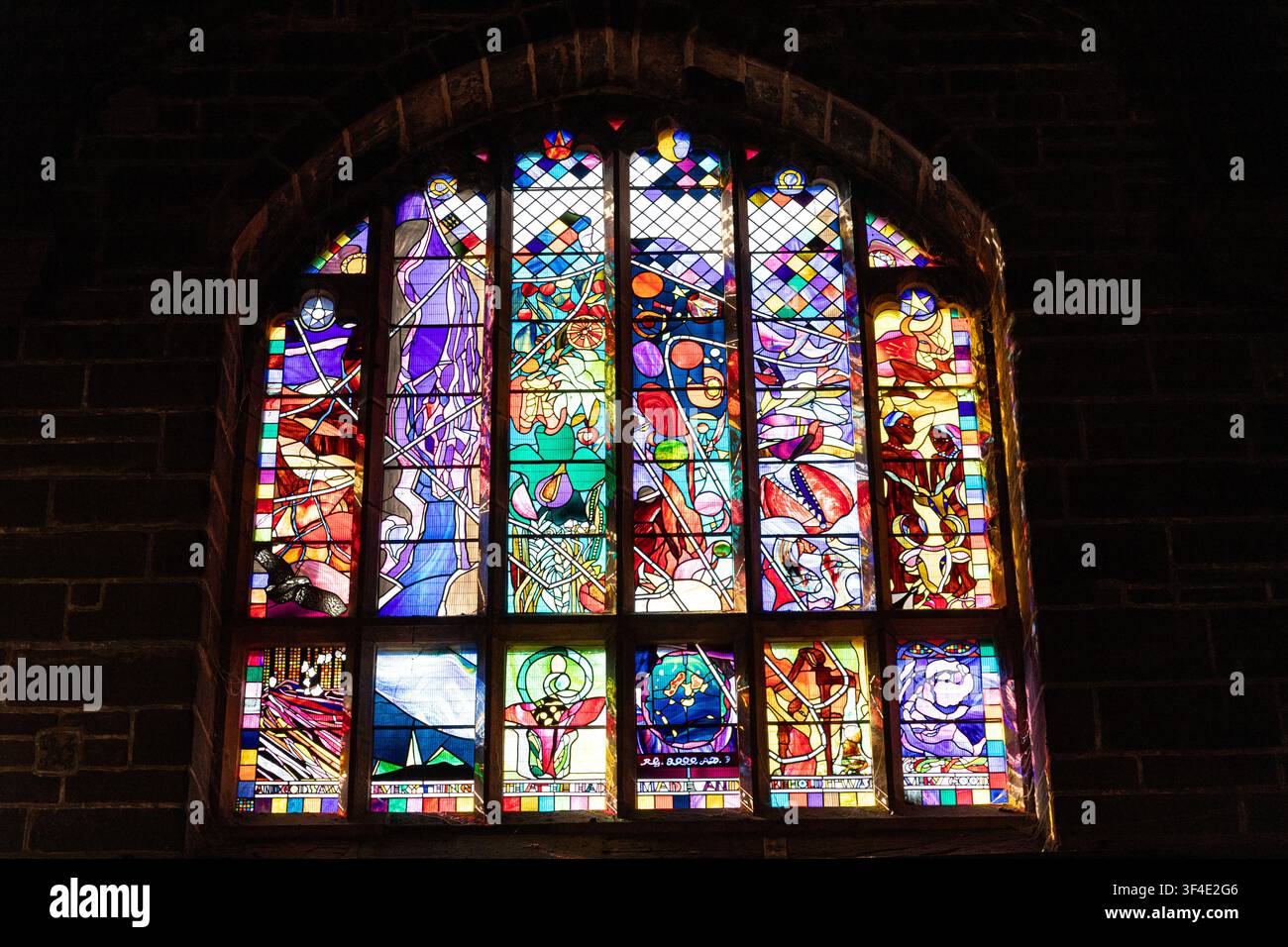 Vetro colorato del 2001 di Rosalind Grimshaw che raffigura i sei giorni della Creazione nel refettorio della Cattedrale di Chester, Cheshire, Inghilterra, Regno Unito Foto Stock