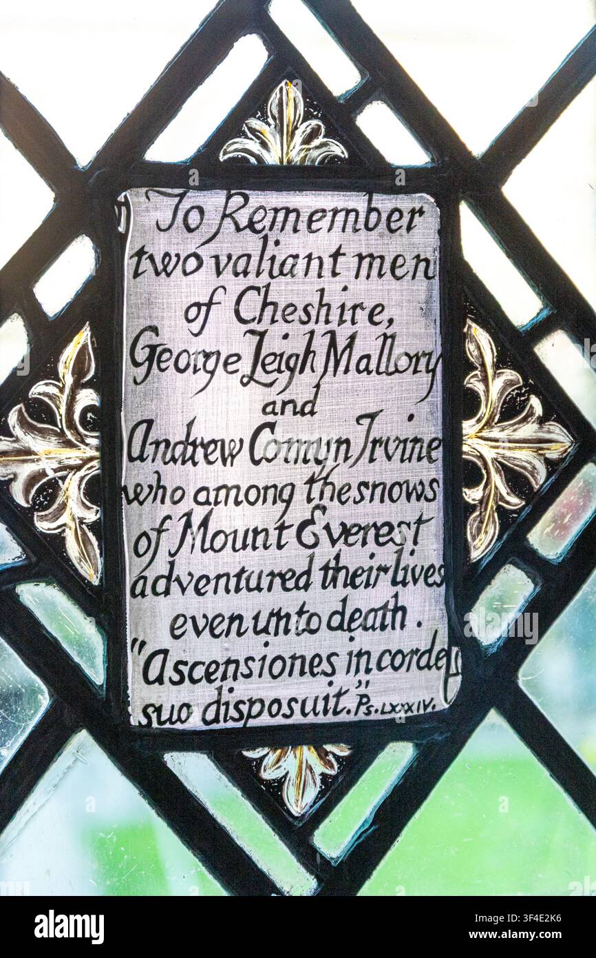 Finestra commemorativa per George Mallory & Andrew Irvine, scomparsi nel 1924 durante la scalata del Monte Everest, nel chiostro della Cattedrale di Chester, Cheshire UK Foto Stock