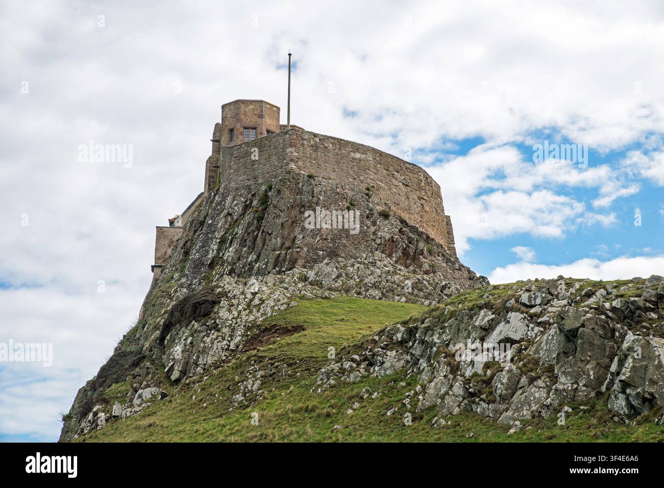 Castello di Lindisfarne, originariamente costruito come fortezza d'artiglieria Tudor nel XVI secolo, Holy Island, Northumberland, Inghilterra Foto Stock