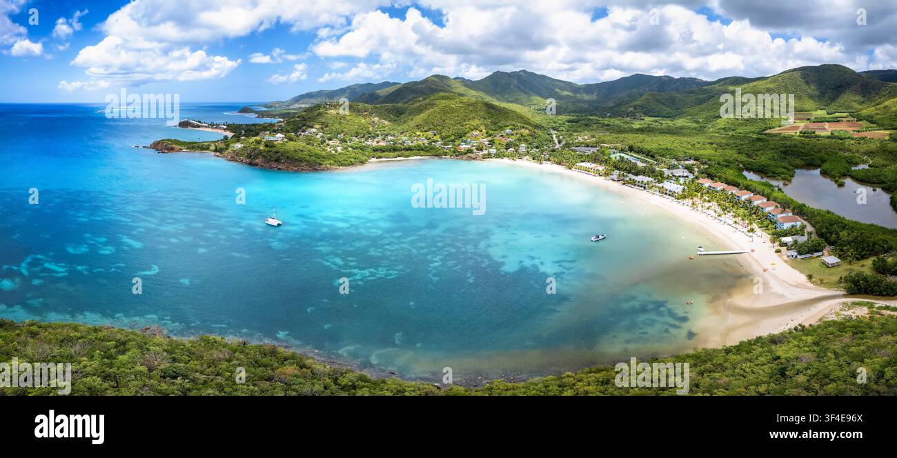 Vista aerea panoramica di Carlisle Bay con una lussureggiante foresta pluviale e un mare turchese e smeraldo, Antigua e Barbuda, Caraibi Foto Stock