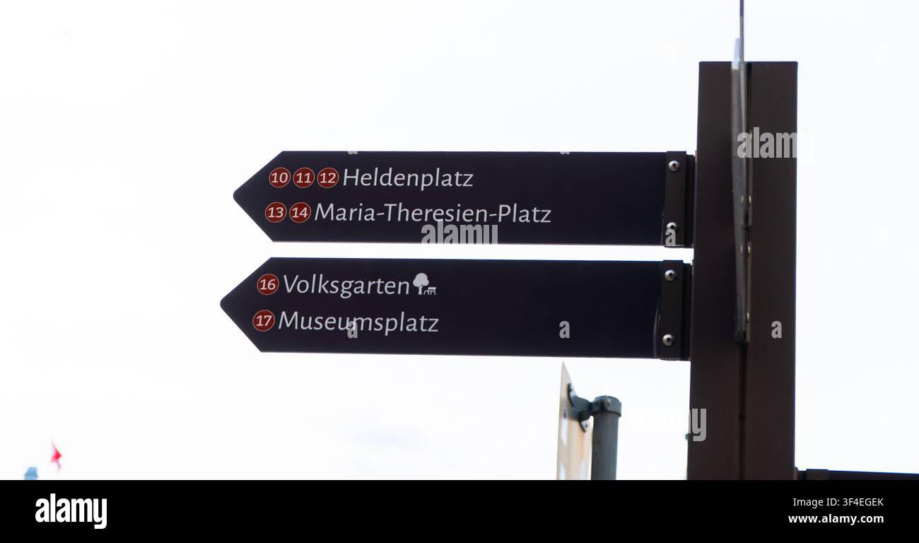 Vienna Austria Cartello direzionale pedonale per gli spazi pubblici Heldenplatz e Volksgarten nel centro città frecce. Vienna, Austria - 21 giugno 2026 Foto Stock