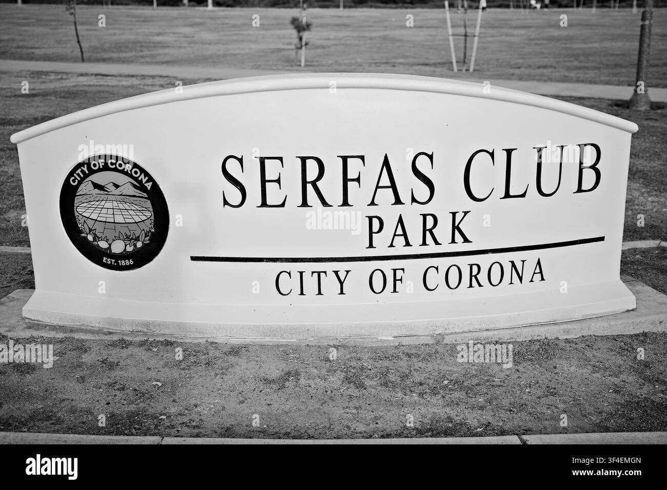 Segnale d'ingresso per il Serfas Club Park che mostra il sigillo della città di Corona, che segna un parco ricreativo pubblico e uno spazio verde. Foto Stock