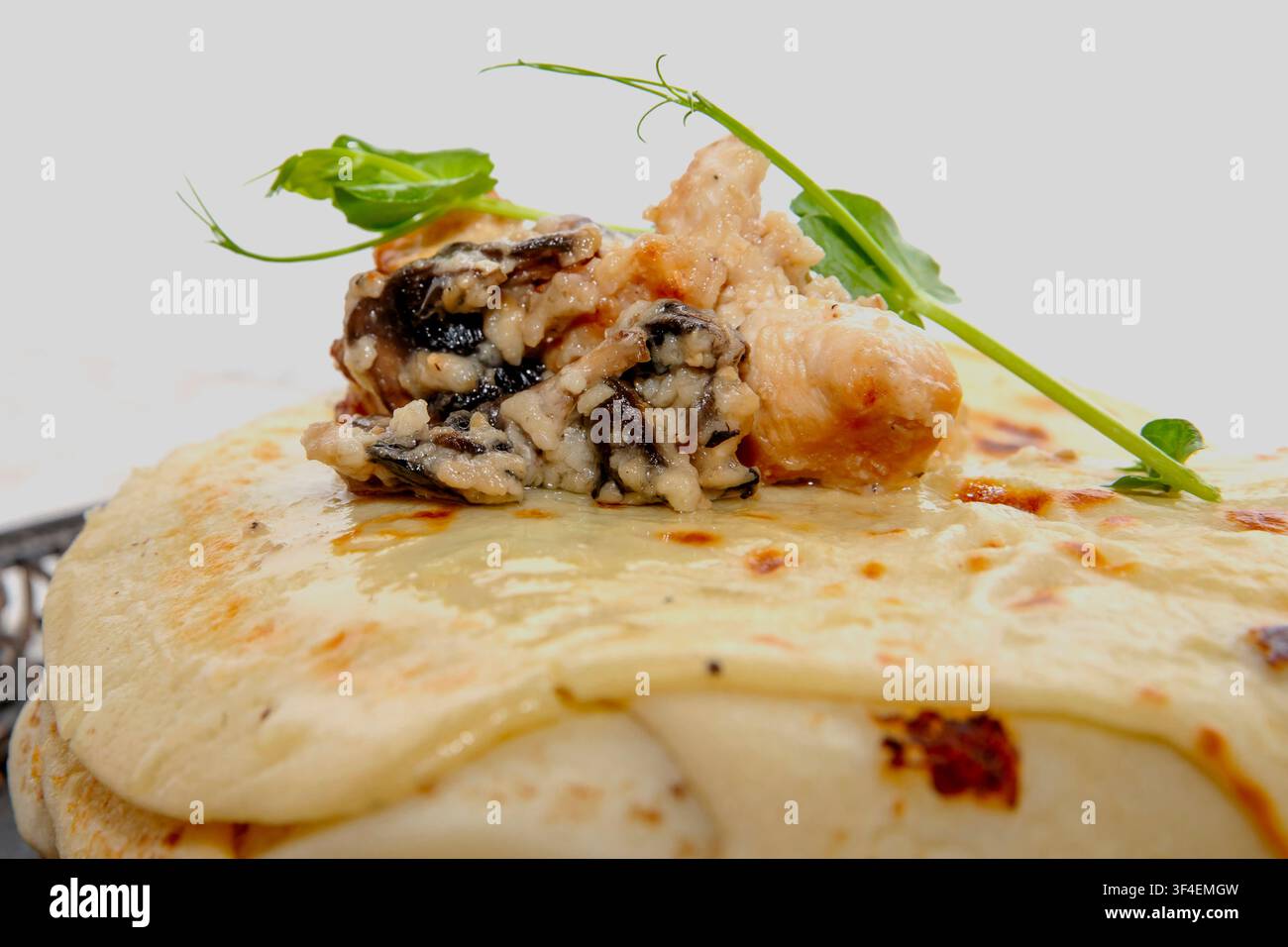 Frittelle sottili e saporite servite con pollo fritto, funghi e microverdure fresche Foto Stock