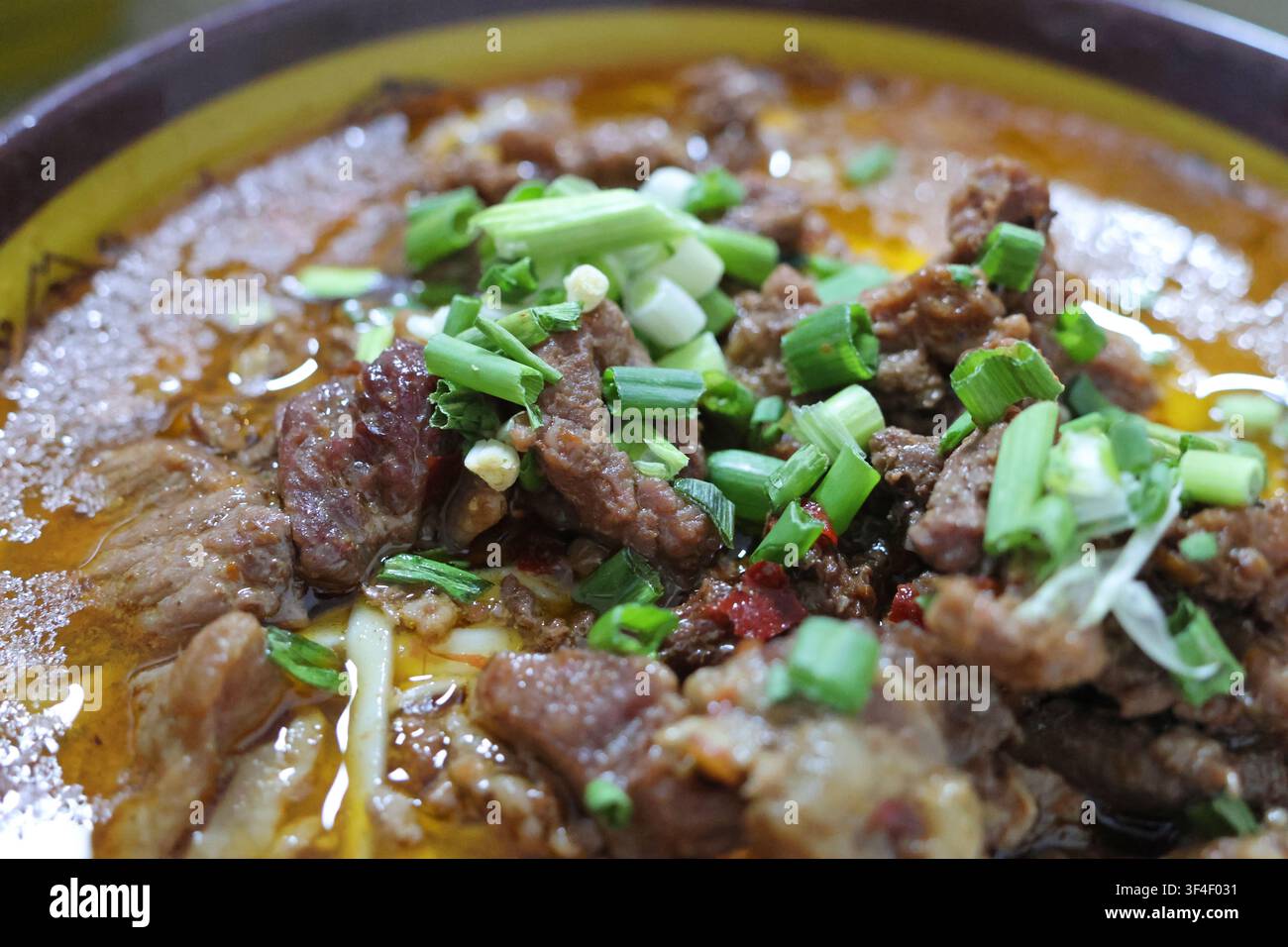 Prima piano di una zuppa di noodles al manzo servita in un ristorante della città di Zhangjiajie, provincia di Hunan, Cina Foto Stock