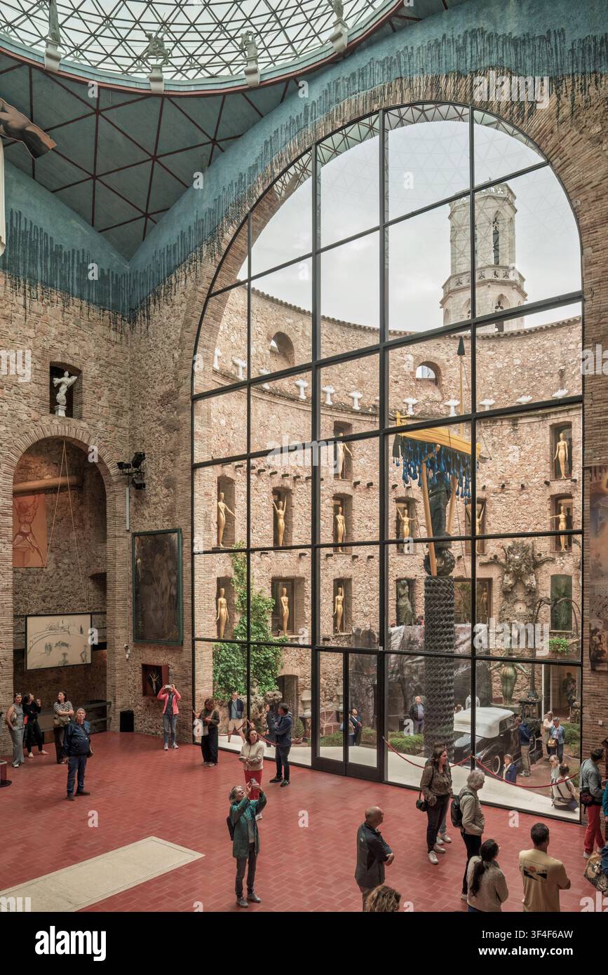 Interno del Teatro-Museo Dalí a Figueres, Girona, Spagna, con il cortile centrale dotato di sculture e l'iconica cupola geodetica in vetro Foto Stock