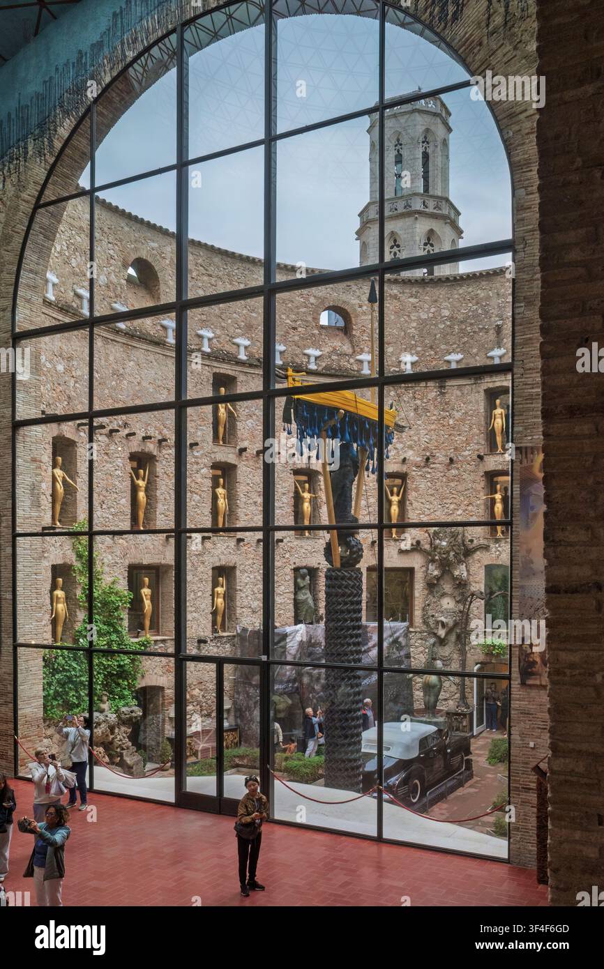 Interno del Teatro-Museo Dalí a Figueres, Spagna, vista del cortile centrale con il Taxi della Pioggia e i famosi manichini dorati. Foto Stock