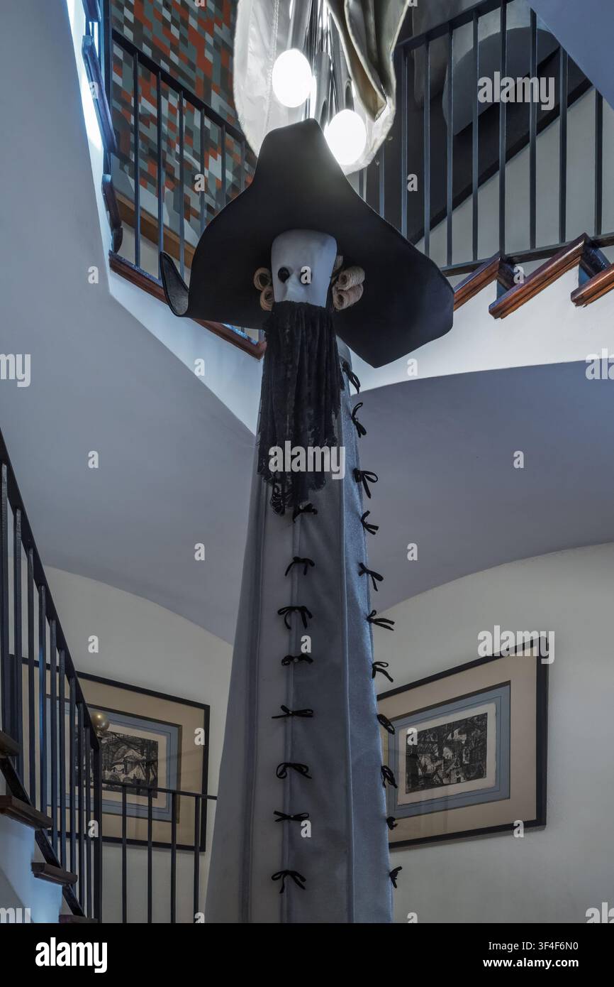 Installazione artistica surrealista con una figura alta con un grande cappello nero all'interno del Teatro-Museo Dalí a Figueres, Catalogna, Spagna. Foto Stock