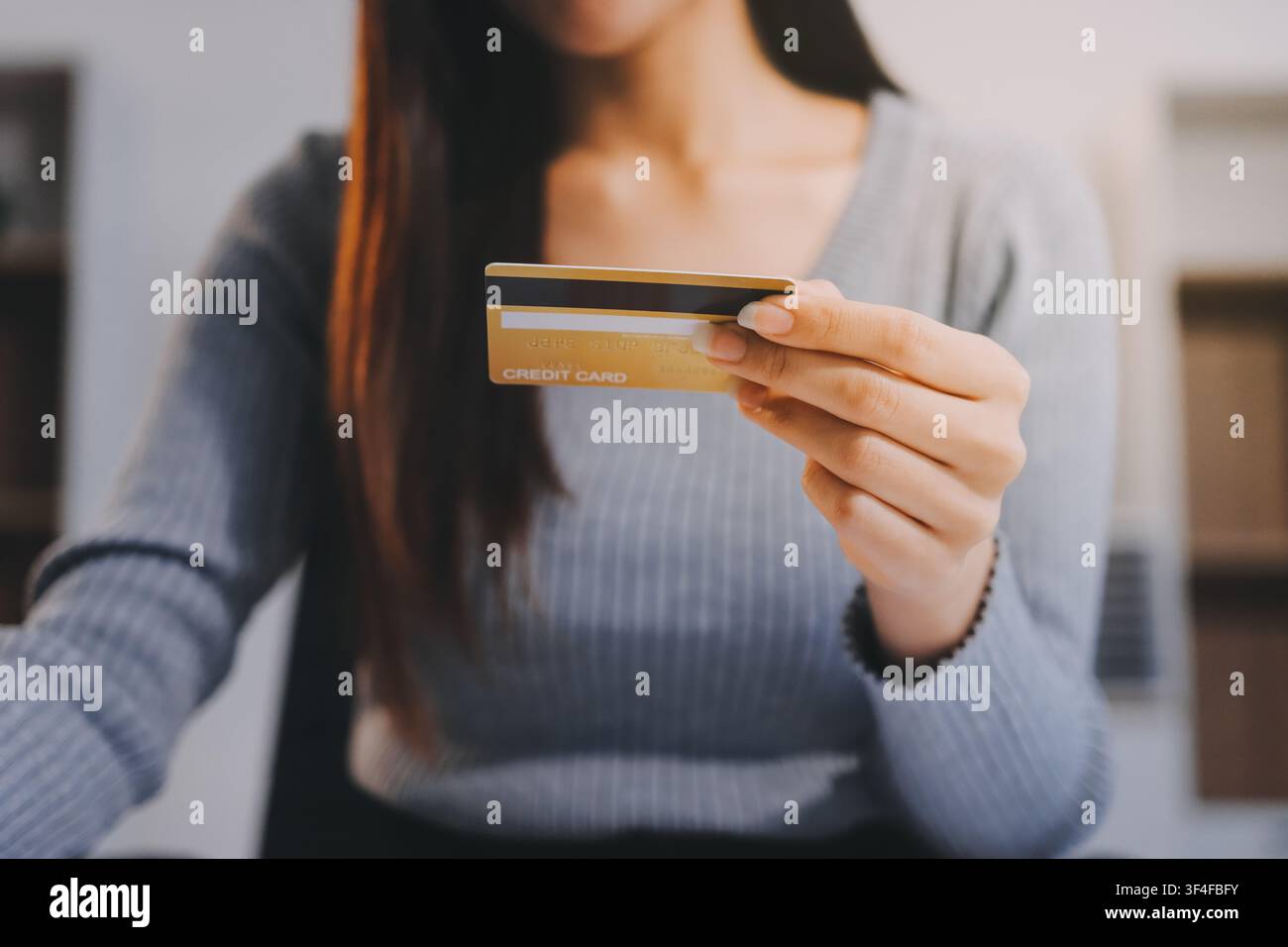 Giovane donna imprenditrice asiatica che utilizza smartphone e carta di credito per gli acquisti online. Pagamento online. Foto Stock