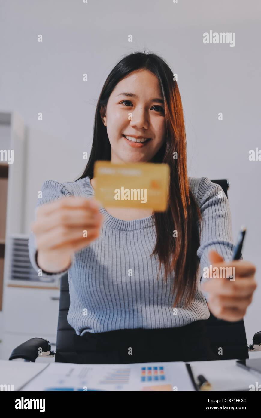 Giovane donna imprenditrice asiatica che utilizza smartphone e carta di credito per gli acquisti online. Pagamento online. Foto Stock