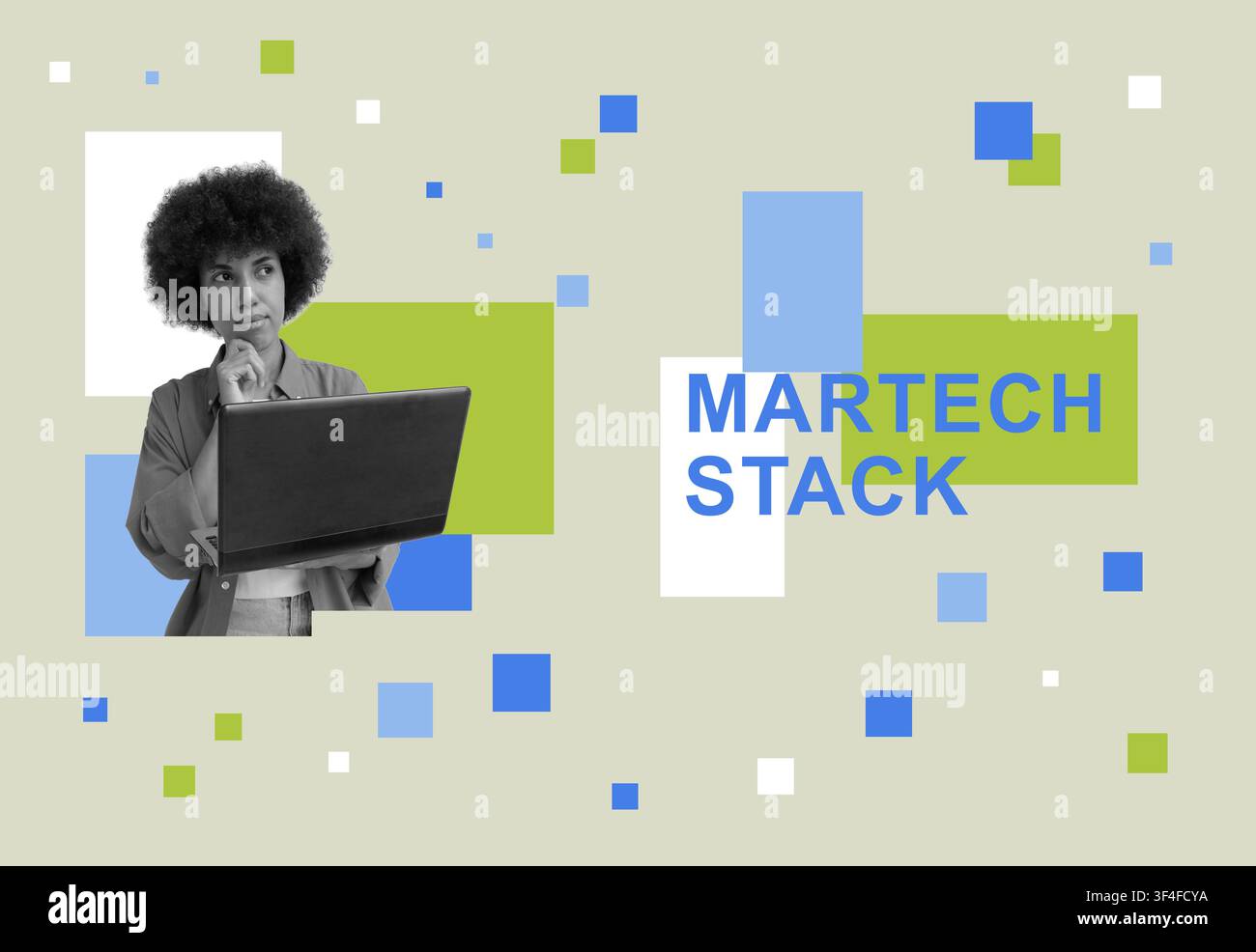 Donna che tiene un laptop accanto al testo dello stack Martech per una strategia di marketing digitale. Foto Stock