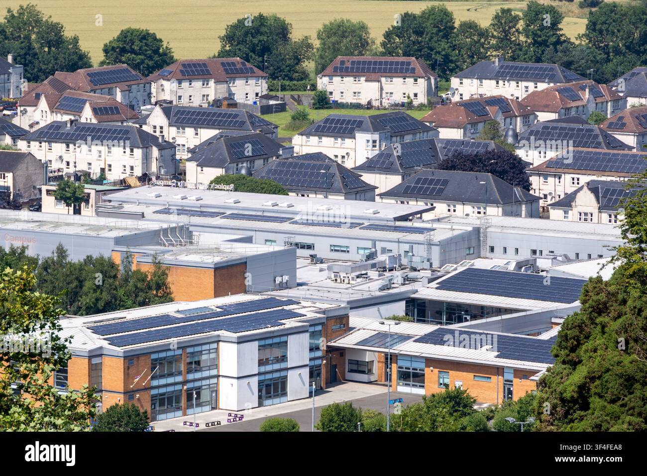 Stirling, Scozia - 15 luglio 2026: Edifici cittadini di Stirling con pannelli solari sul tetto Foto Stock