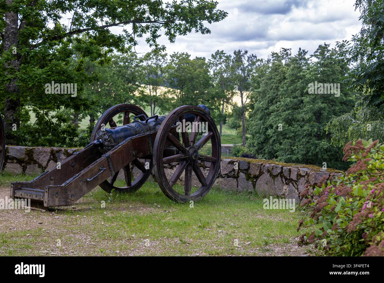 Cannone storico in ghisa esposto nel parco paesaggistico del Maniero di Ilzenberg, che si affaccia sulla campagna circostante nel distretto di Rokiškis, Lituania Foto Stock