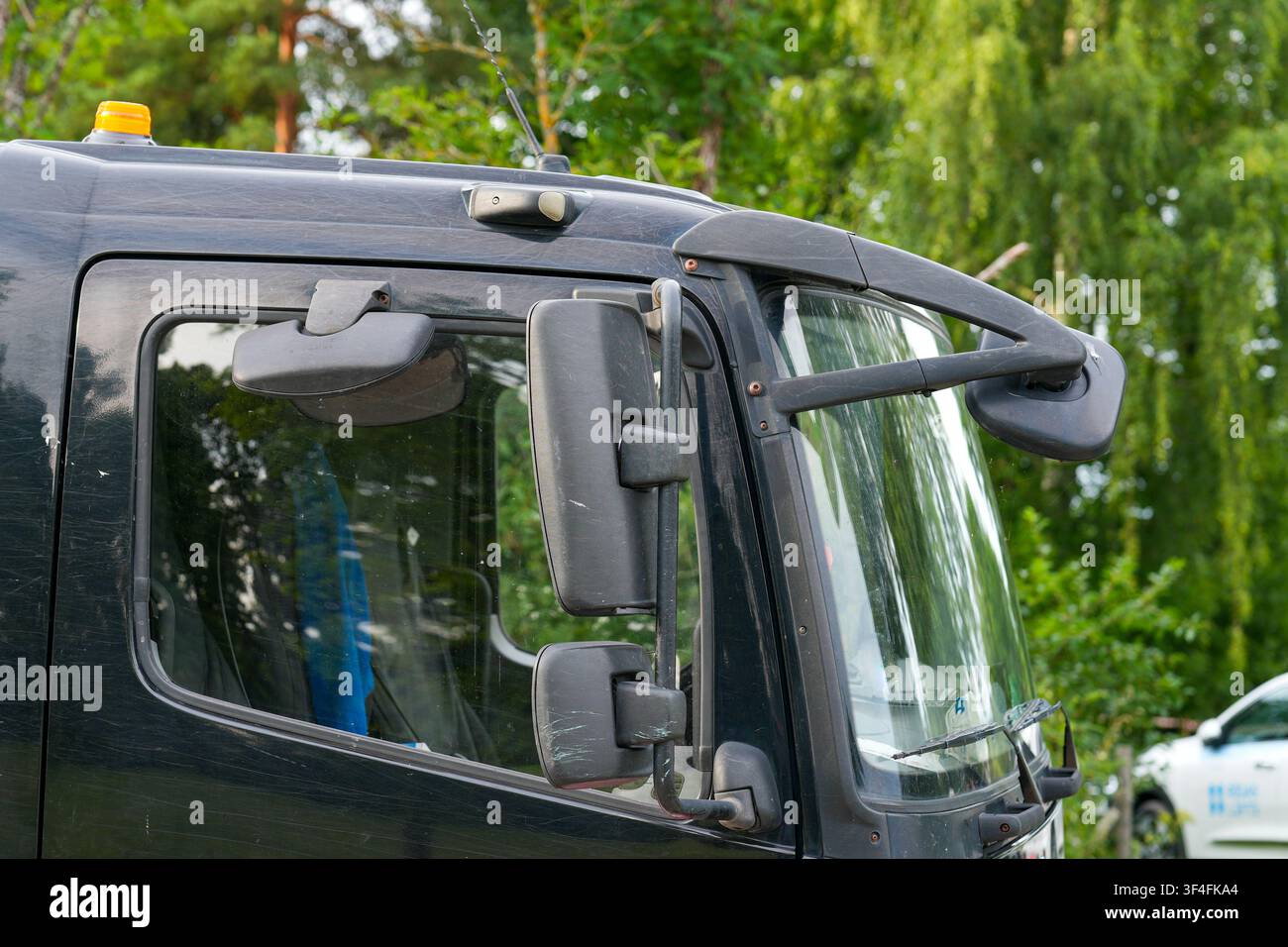 Sistema a quattro specchietti per camion pesanti che offre una maggiore visibilità e manovre più sicure nella flotta di trasporto stradale Foto Stock