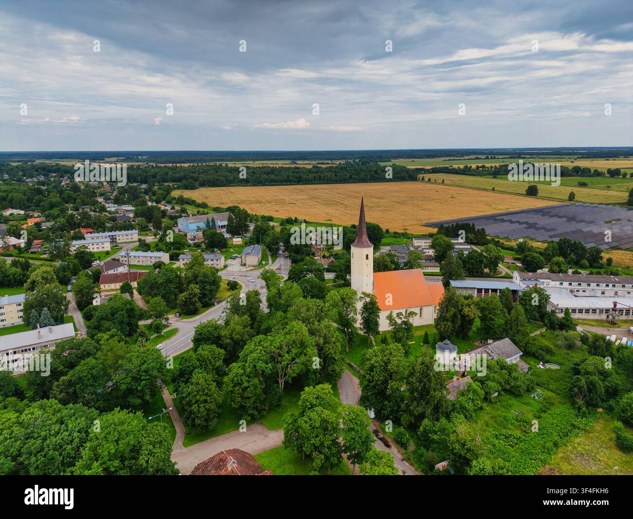 Vista a droni di un villaggio europeo con chiesa storica Foto Stock