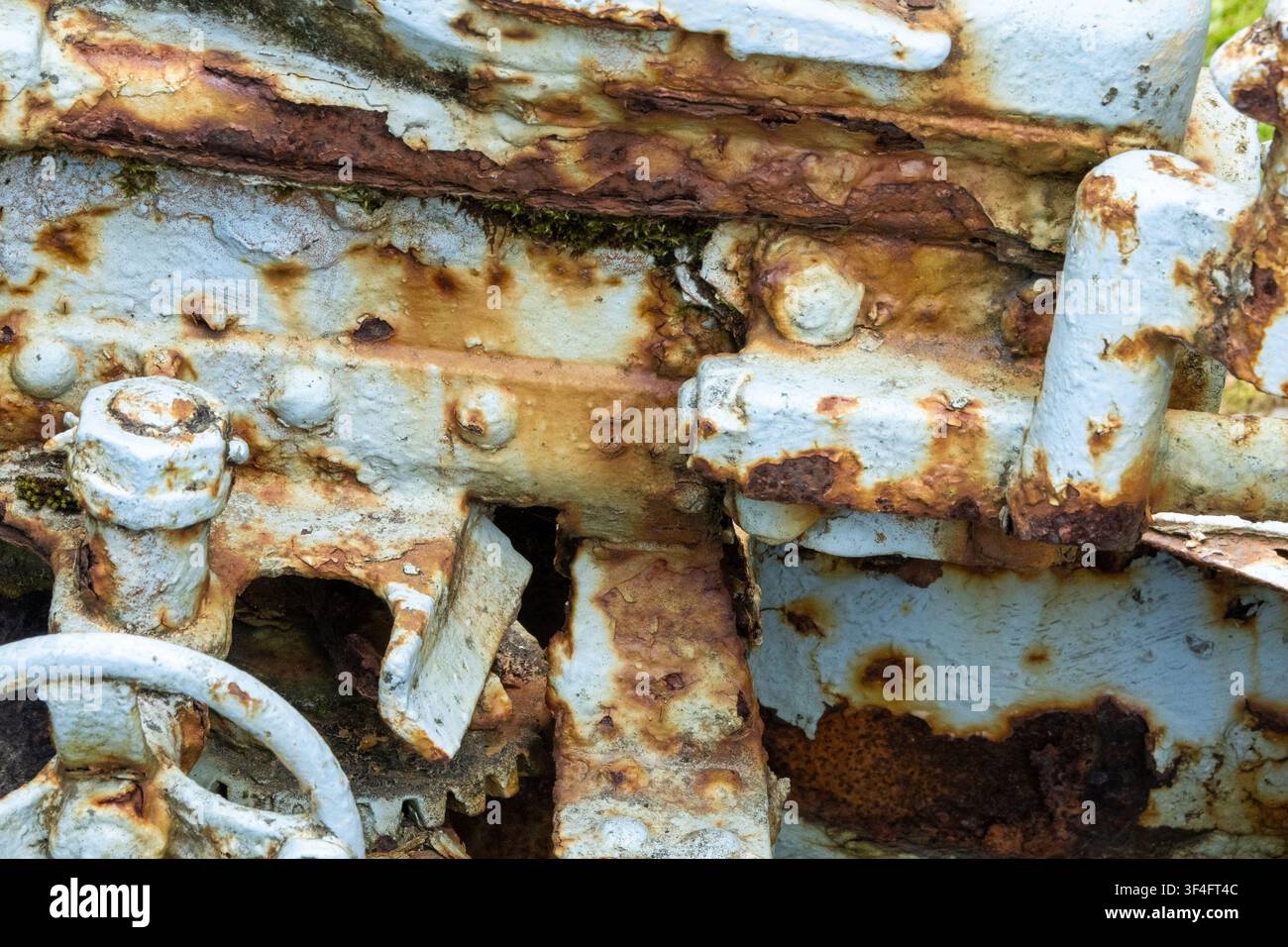 Primo piano di macchinari industriali arrugginiti che evidenziano la texture metallica consumata Foto Stock