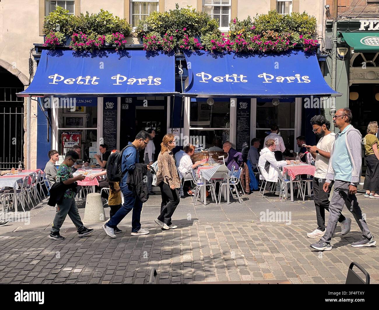 Ristorante francese Petit Paris, Grassmarket Edimburgo, Scozia - Immagine stock catturata con smartphone