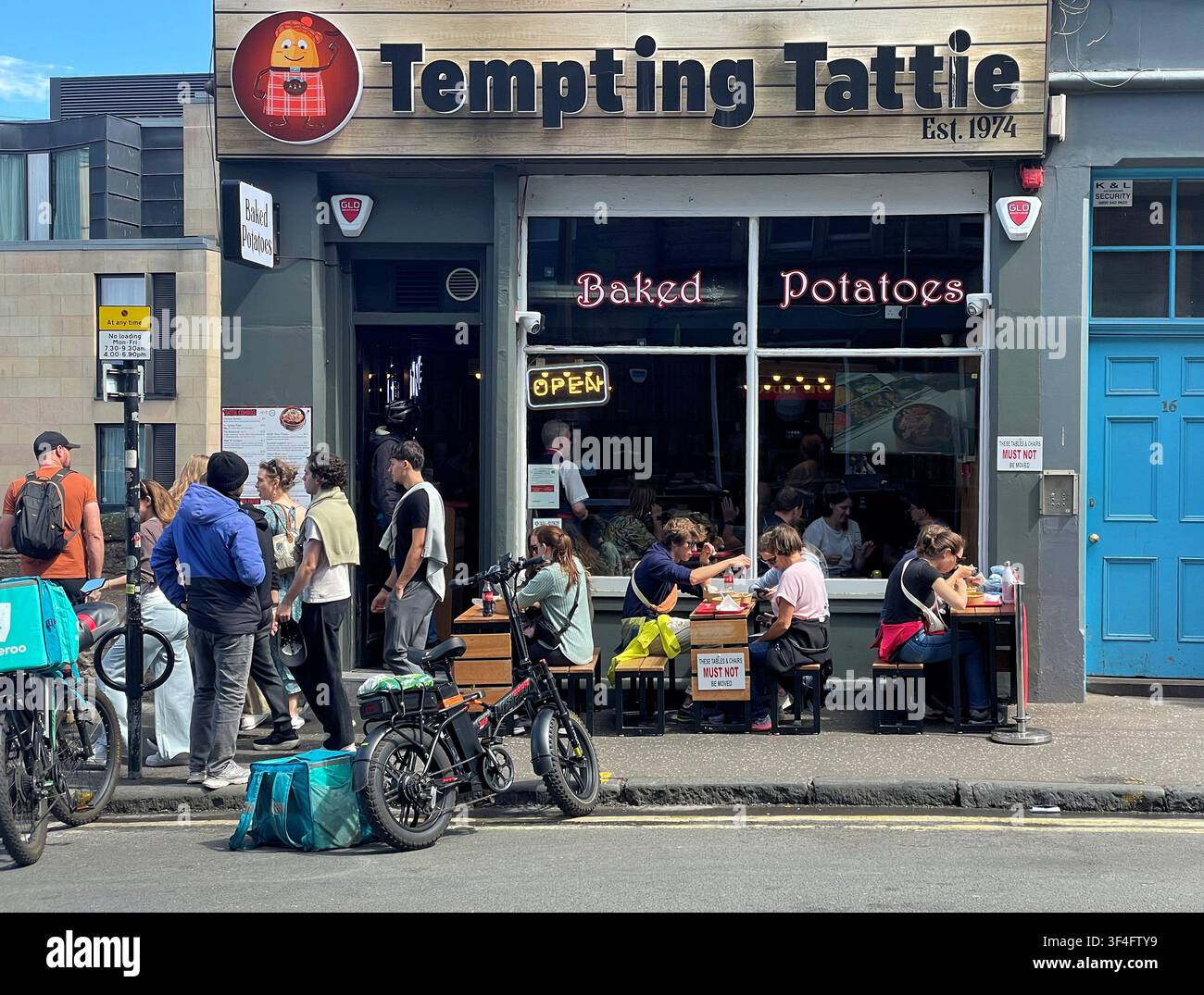 Tattie allettante, da asporto o da mangiare in sede, la più antica bottega di patate al forno di Edimburgo dal 1974, Jeffrey Street, Edimburgo Scozia - Immagine stock catturata con smartphone